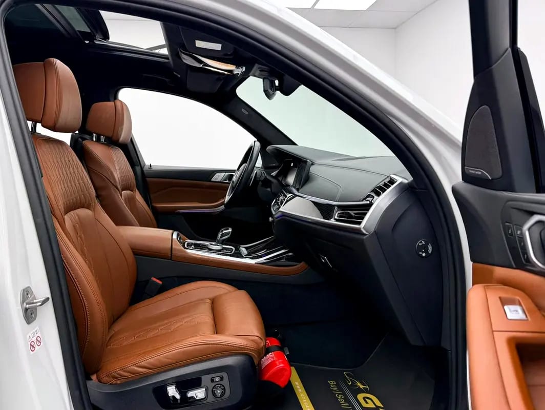 2022 BMW X7 M50i M-Sport, 2027 BMW Warranty + Service Pack, Full BMW Service History, 7 Seater, GCC - Thumbnail 9