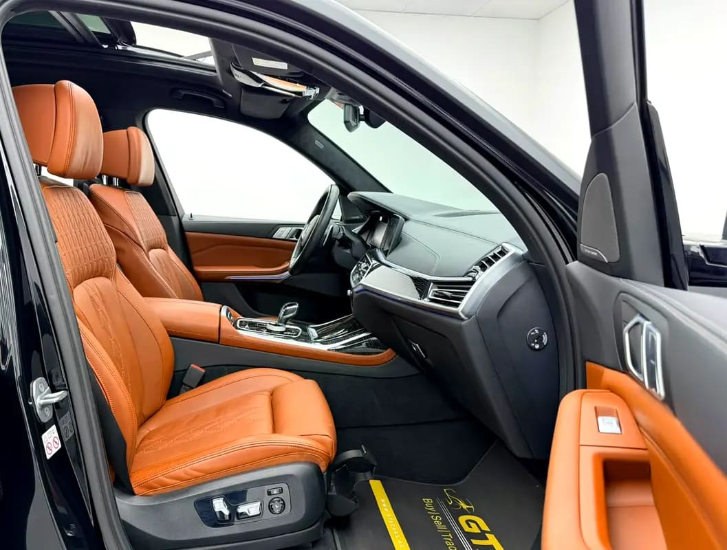 2022 BMW X7 xDrive40i M-Sport, 2027 BMW Warranty + Service Pack, Low Km, 7 Seater, GCC - Thumbnail 9