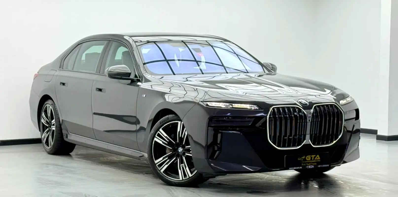 2023 BMW 735i, 2028 BMW Warranty + Service Pack, Full BMW Service History, Low Km, Fully Loaded, GCC - Thumbnail 3