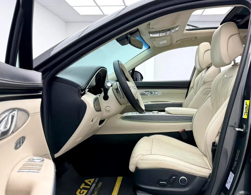 2023 Genesis GV70 Premium, 2027 Genesis Warranty + Service Pack, Excellent Condition, GCC - Thumbnail 8