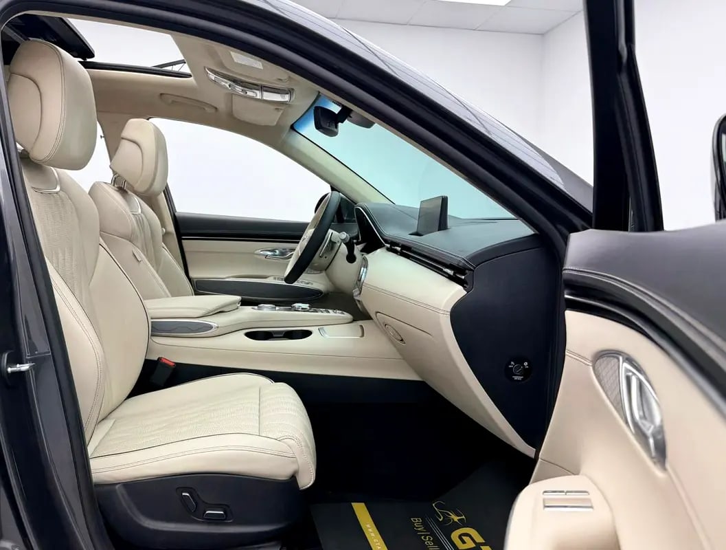 2023 Genesis GV70 Premium, 2027 Genesis Warranty + Service Pack, Excellent Condition, GCC - Thumbnail 9