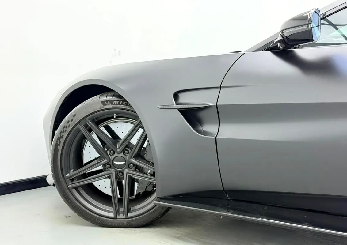 2025 Aston Martin Vantage V8, Aston Martin Warranty + Service Pack, Very Low Km, Fully Loaded, GCC - Thumbnail 7