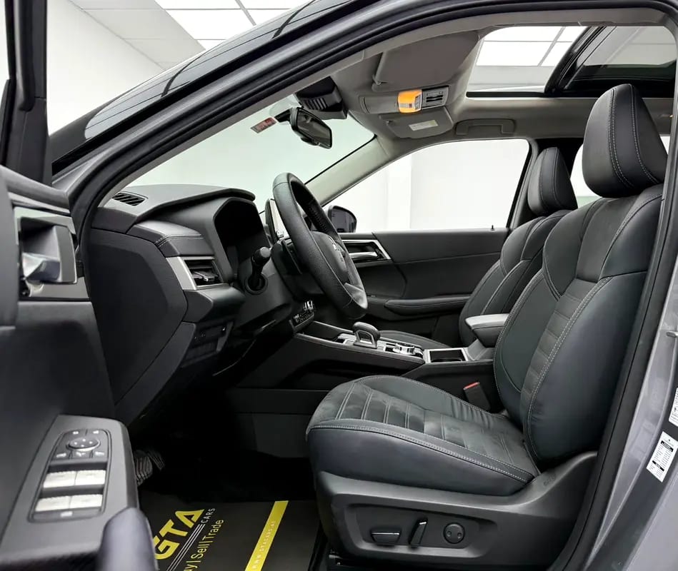 2023 Mitsubishi Outlander, Warranty, Full Mitsubishi Service History, Low Km, GCC - Thumbnail 8