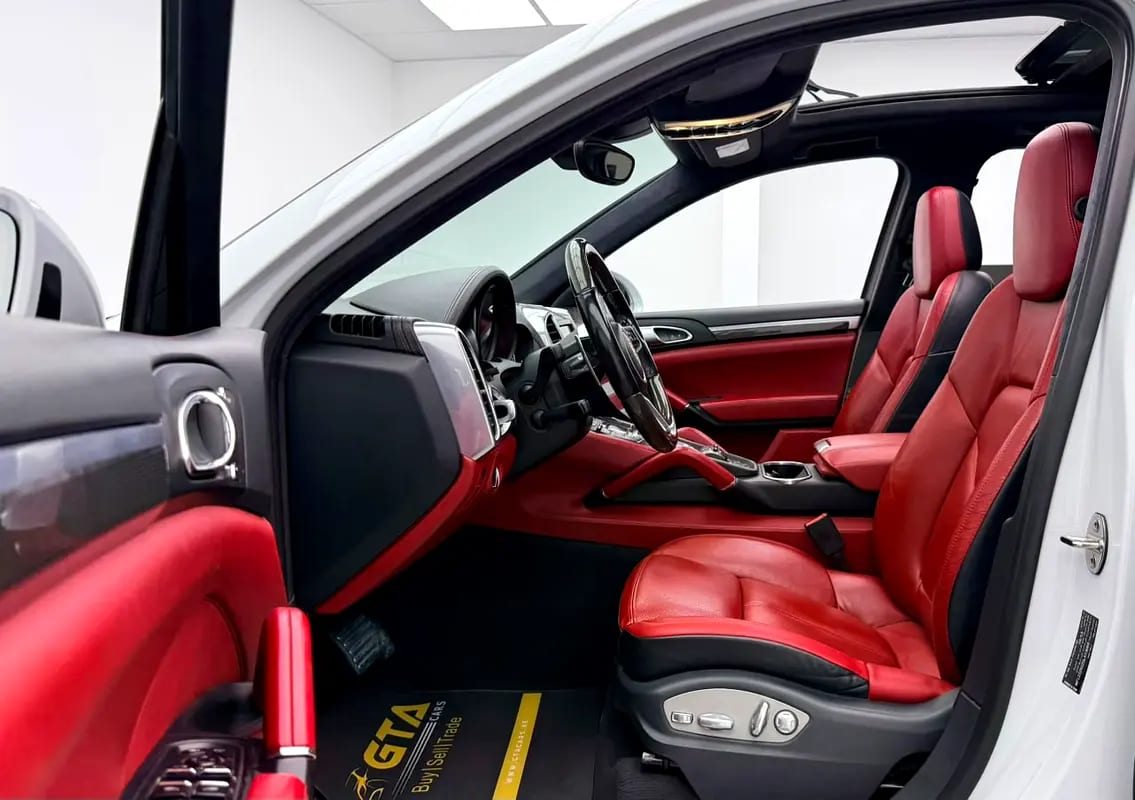 2016 Porsche Cayenne GTS, Full Service History, Carbon Fiber Interior, Excellent Condition, GCC - Thumbnail 8