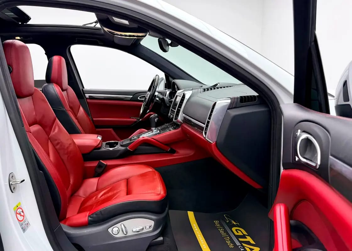 2016 Porsche Cayenne GTS, Full Service History, Carbon Fiber Interior, Excellent Condition, GCC - Thumbnail 9