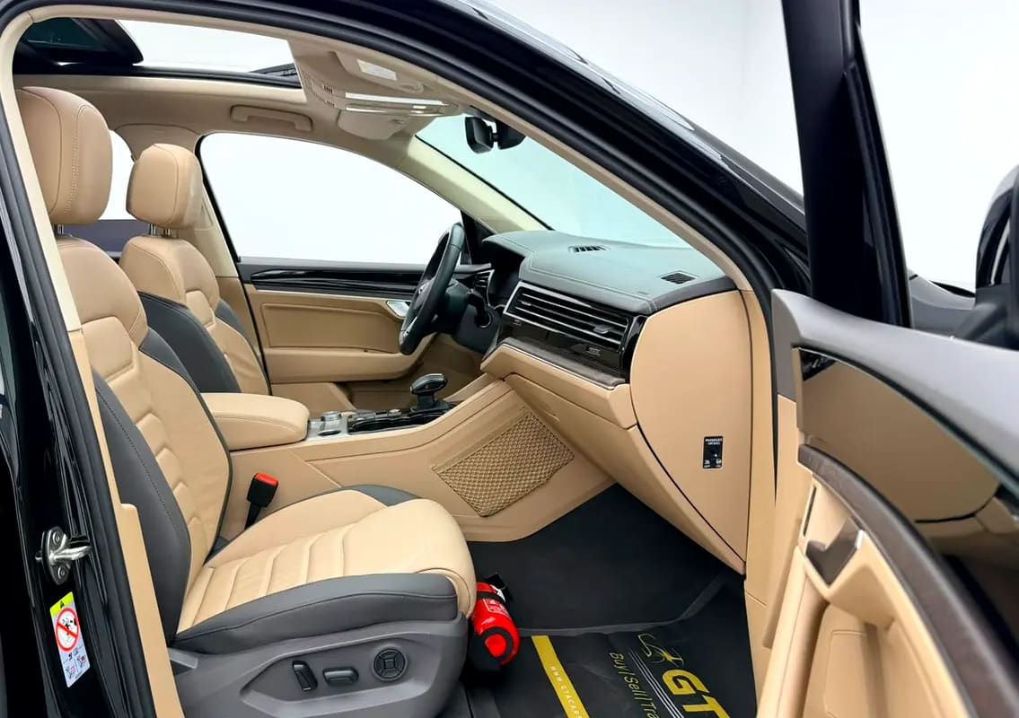 2023 Volkswagen Touareg Atmosphere Plus, 2029 VW Warranty + Service Pack, Low Km, Fully Loaded, GCC - Thumbnail 9