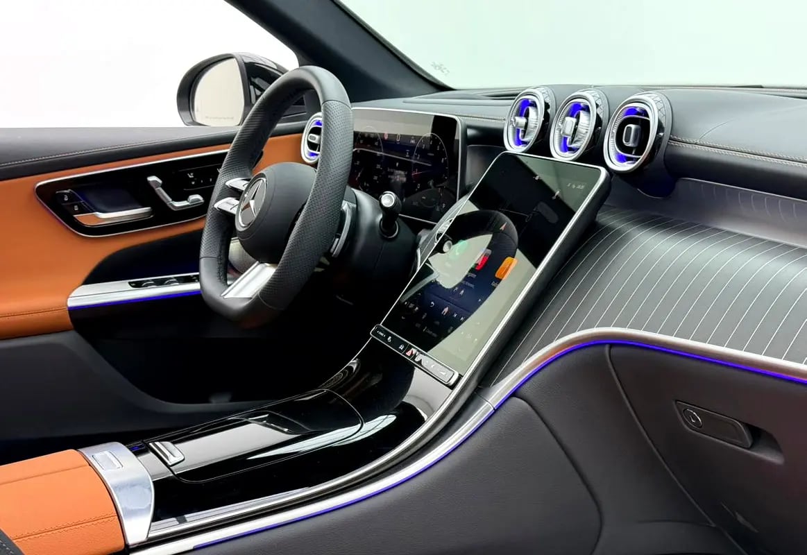 2026 Mercedes Benz GLC200 Premium Plus, 2030 MB Warranty, Very Low Km, Excellent Condition, GCC - Thumbnail 7