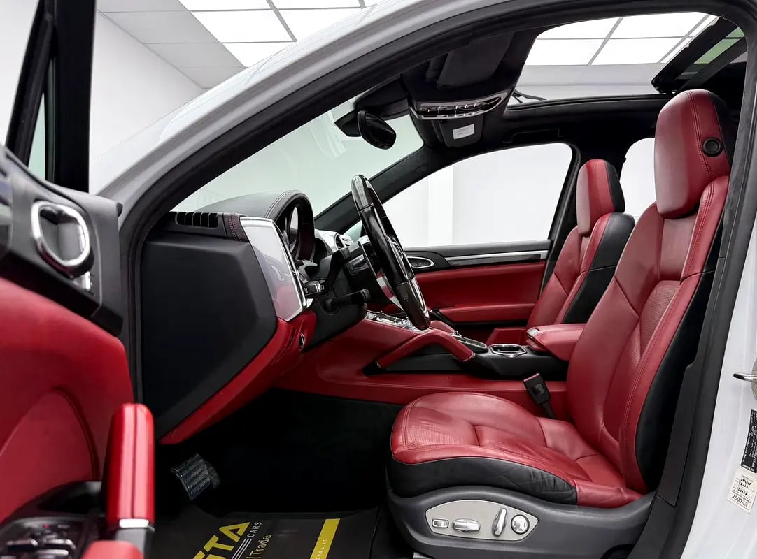 2016 Porsche Cayenne GTS, Carbon Fiber Interior, Fully Loaded, Excellent Condition, GCC - Thumbnail 8
