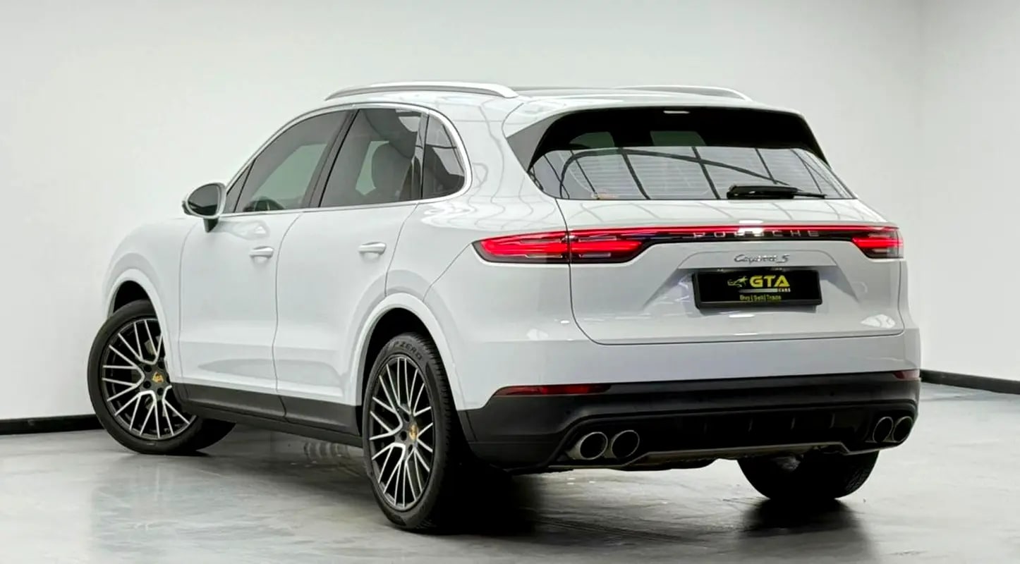 2018 Porsche Cayenne S, Full Porsche Service History, Sport Chrono Package, Excellent Condition, GCC - Thumbnail 6