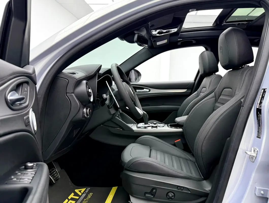 2025 Alfa Romeo Stelvio Q4 Veloce, 5 Years Warranty + Service Pack, Delivery Kms, Fully Loaded, GCC - Thumbnail 9