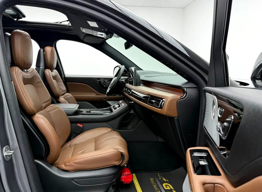 2023 Lincoln Aviator Reserve, 2028 Lincoln Warranty + Service Pack, 7 Seater, Fully Loaded, GCC - Thumbnail 9