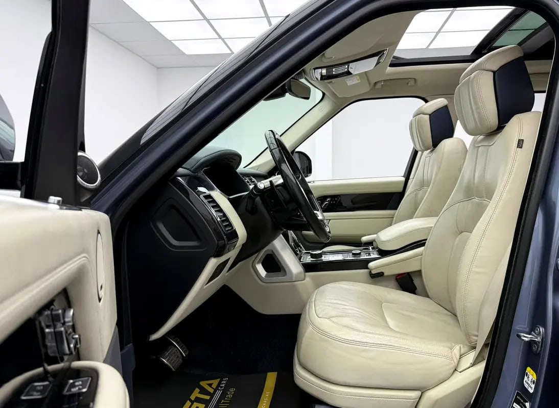 2018 Range Rover Vogue SE Supercharged, Full Range Rover Service History, Excellent Condition, GCC - Thumbnail 8