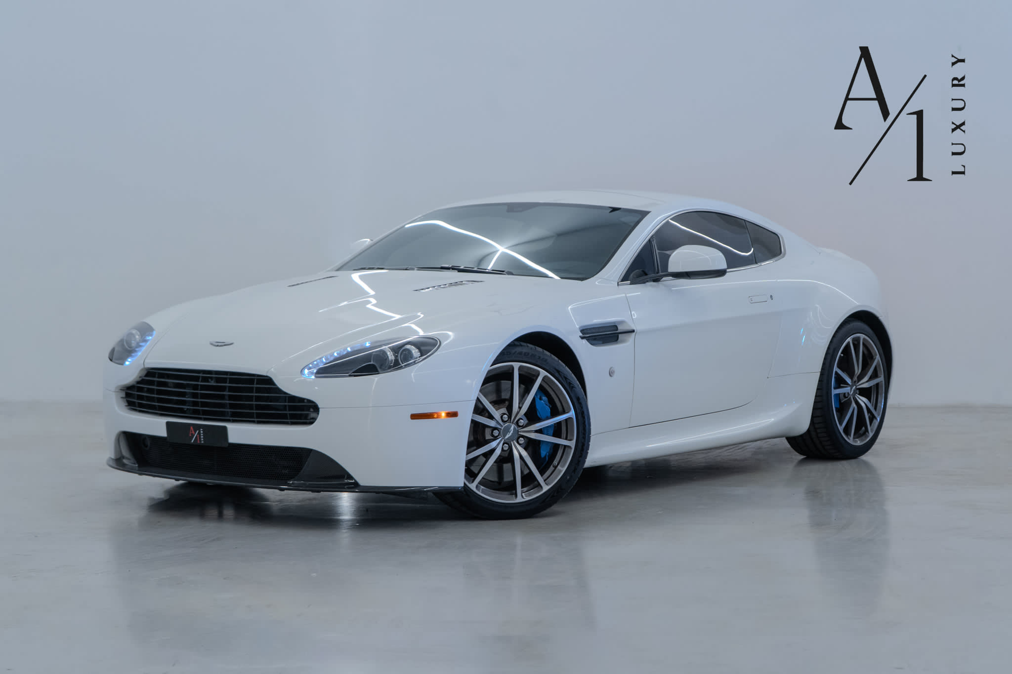 2015 Aston Martin Vantage, With Full Service History, Pristine Condition, GCC Specs - Thumbnail 1