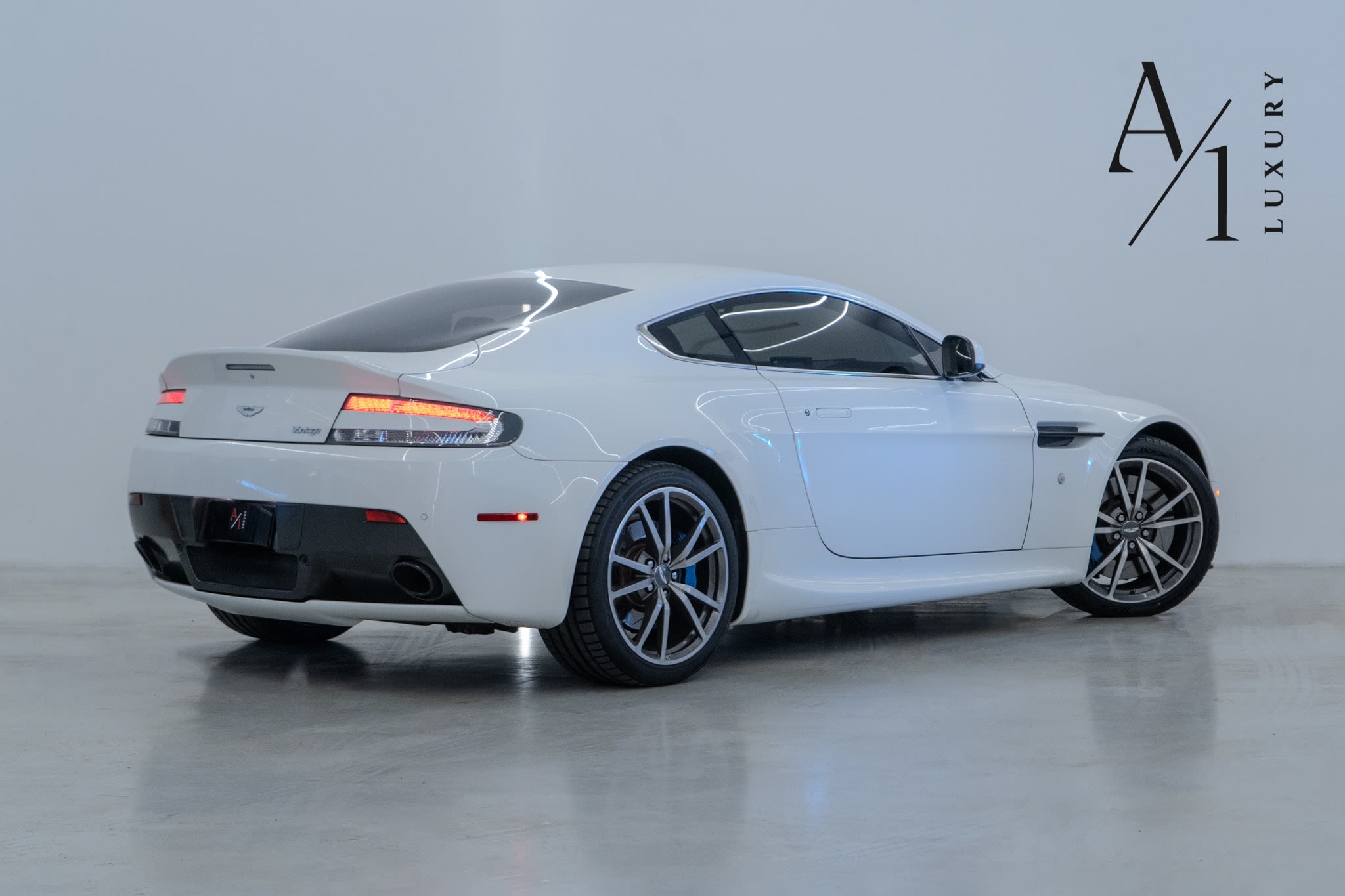 2015 Aston Martin Vantage, With Full Service History, Pristine Condition, GCC Specs - Thumbnail 3