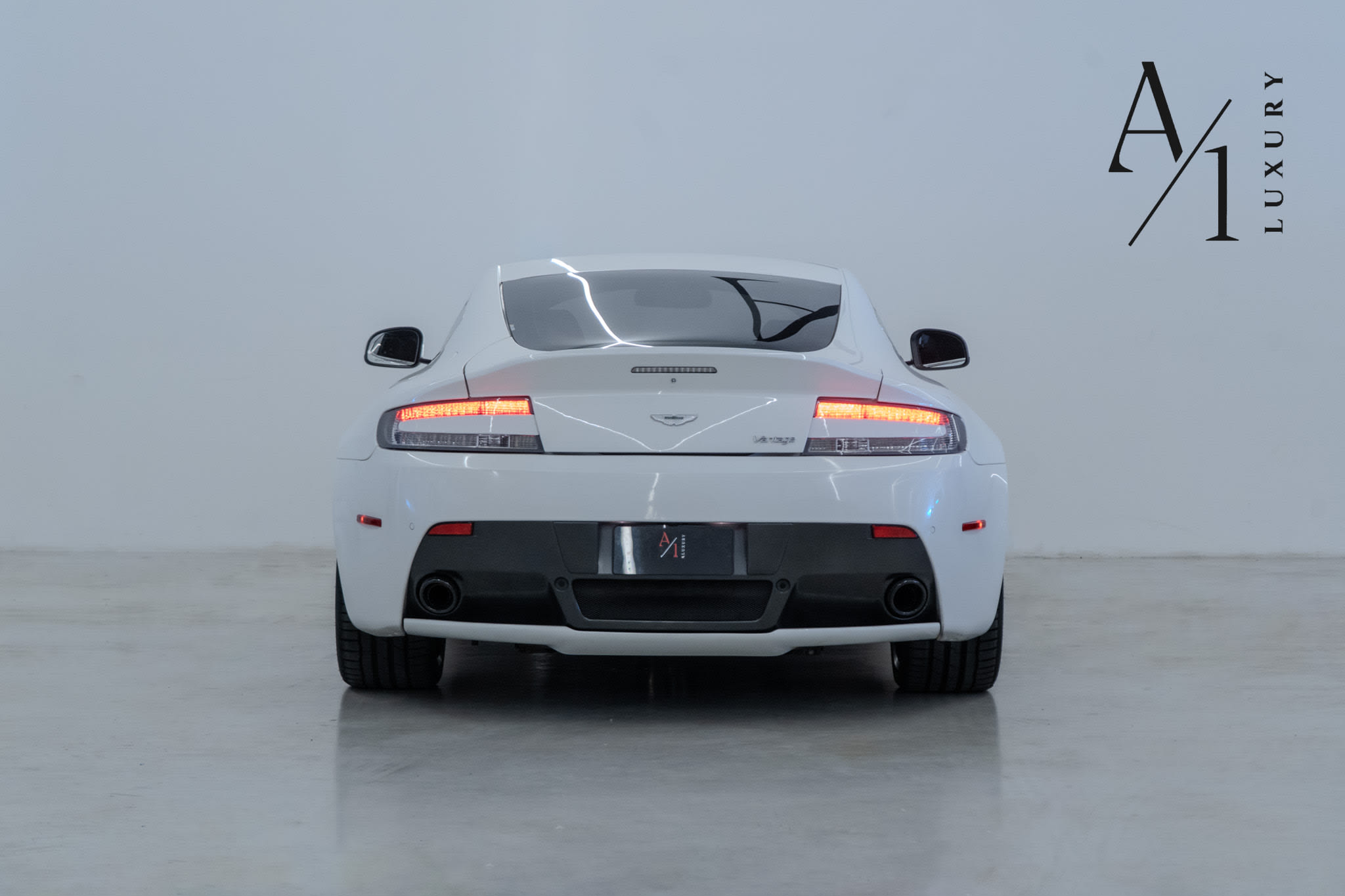 2015 Aston Martin Vantage, With Full Service History, Pristine Condition, GCC Specs - Thumbnail 5