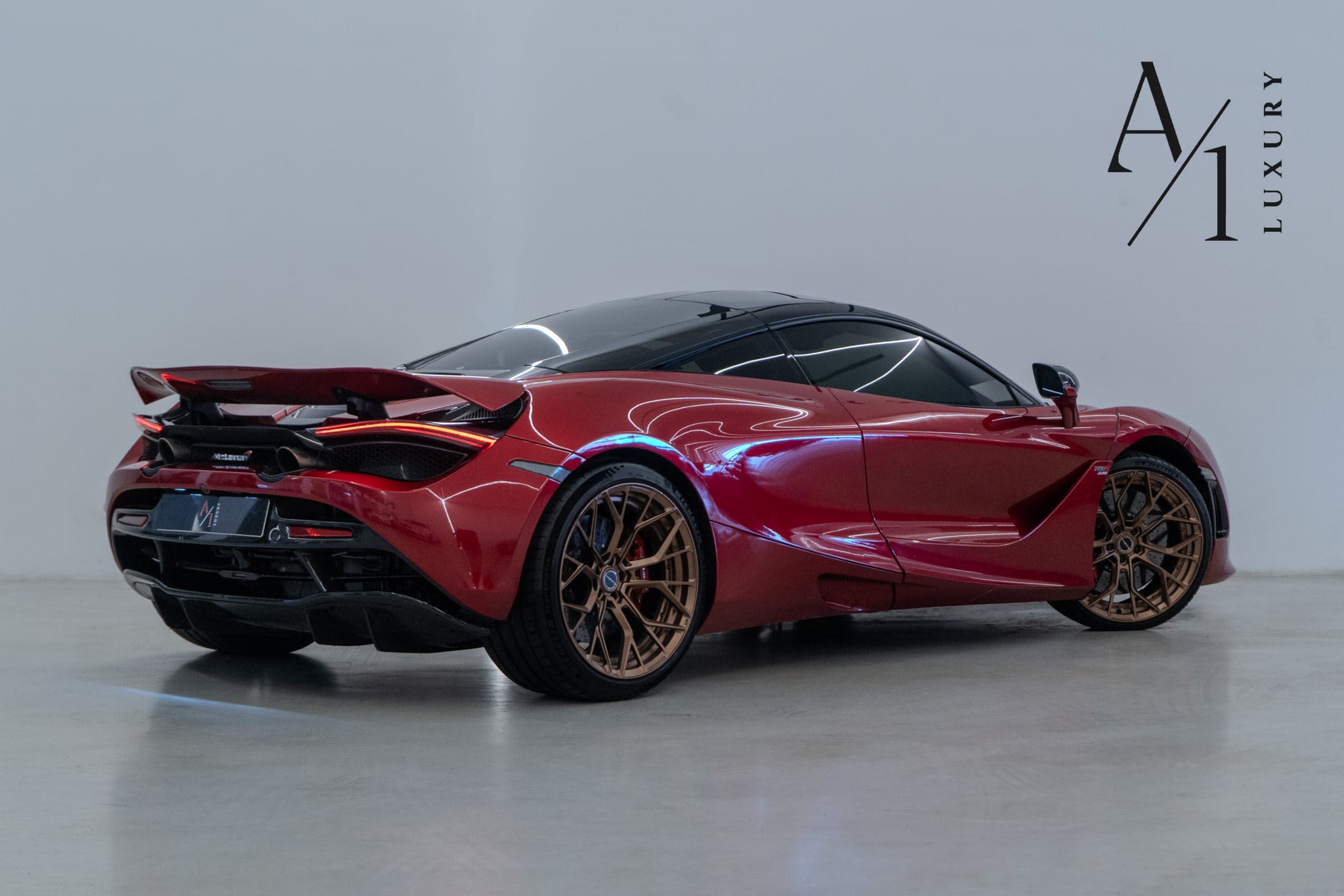 2018 McLaren 720S, With Warranty, Carbon Fibre Package, Excellent Condition, GCC Specs - Thumbnail 5