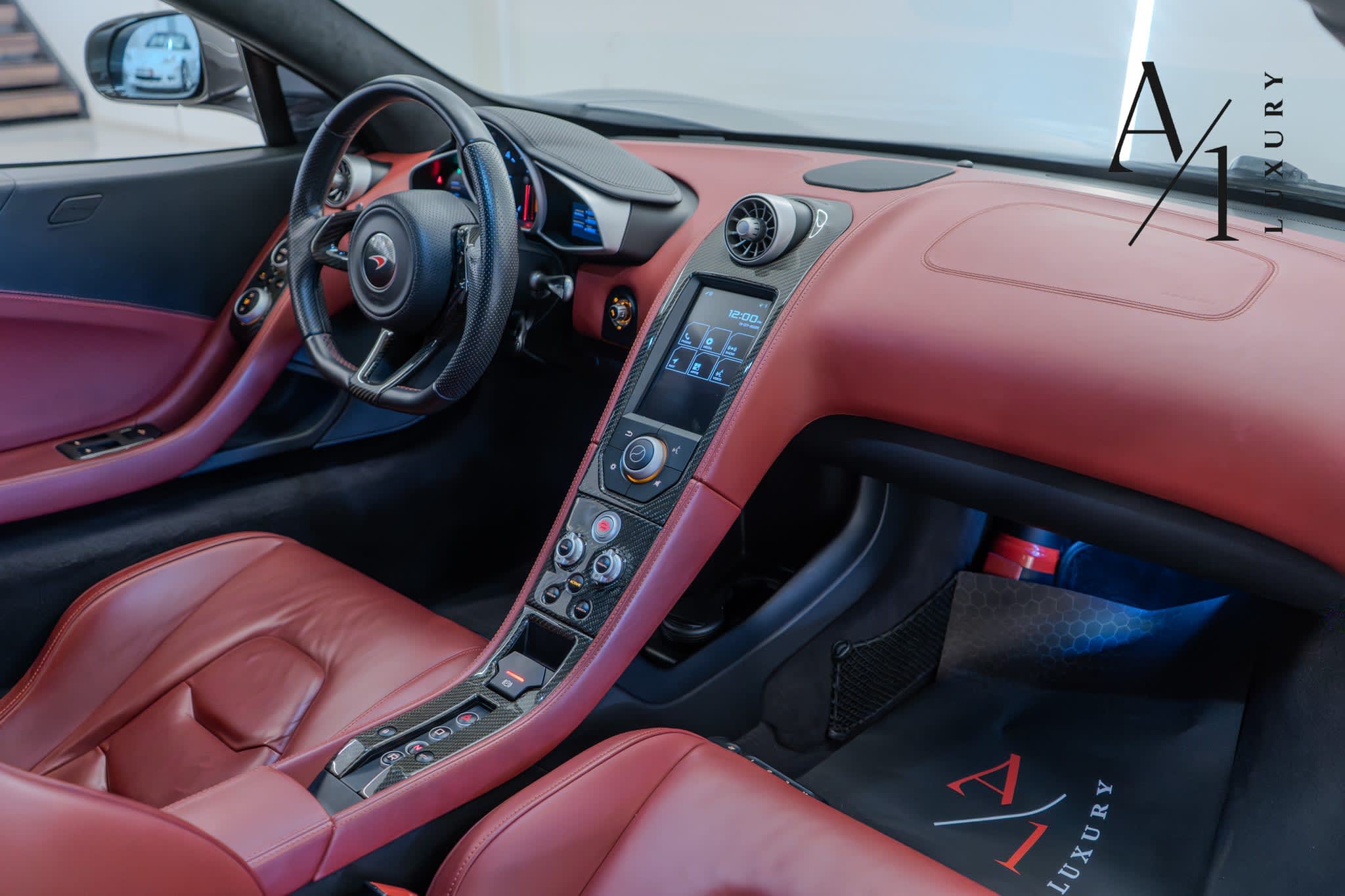 2015 Mclaren 650s, Fully Loaded, Excellent Condition, Carbon Fibre Interior/Exterior, GCC Spec - Thumbnail 10