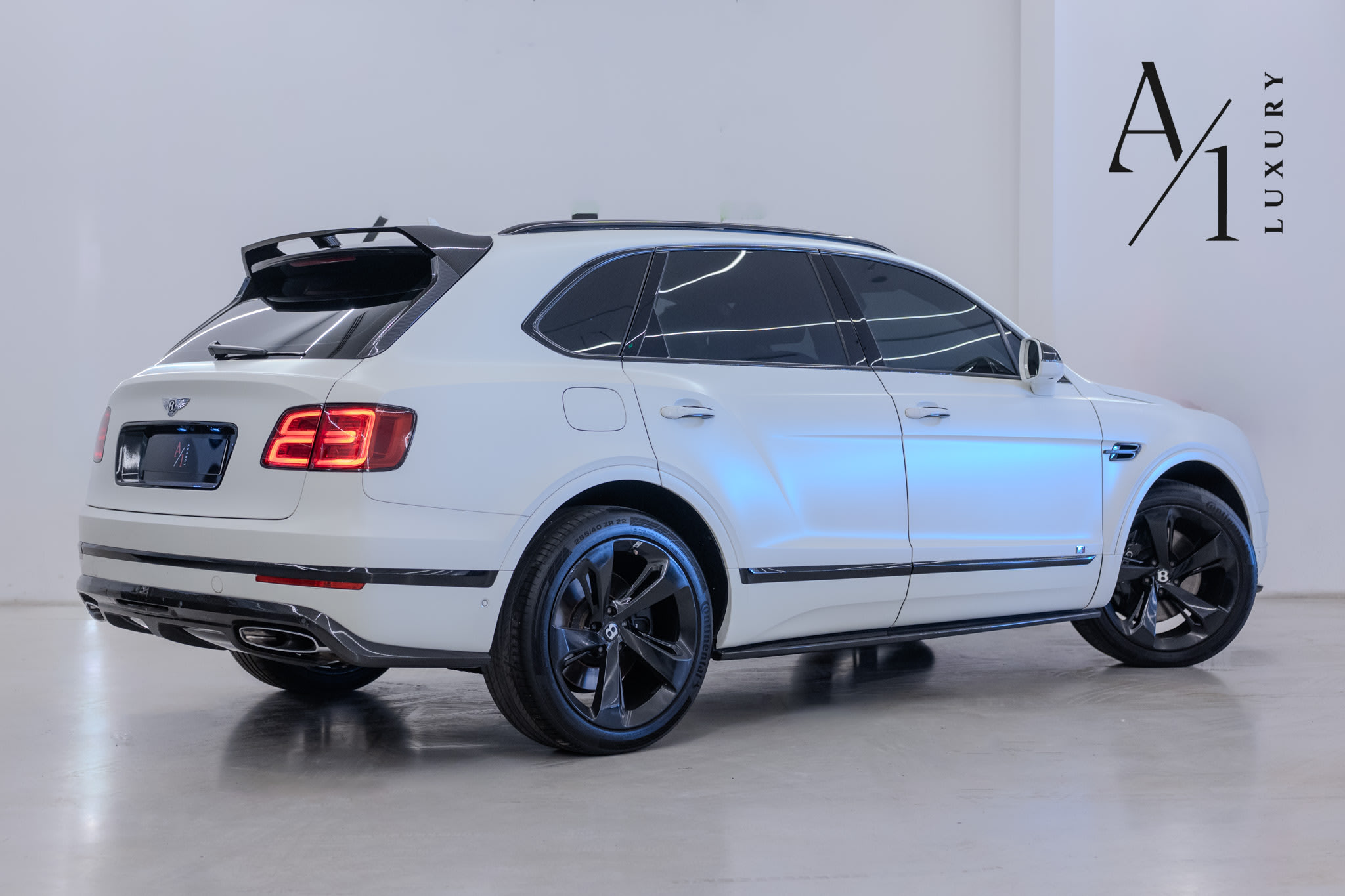 2017 Bentley Bentayga, First Edition W12, Excellent Condition, Fully Loaded, Carbon Fibre Package, GCC Spec - Thumbnail 3