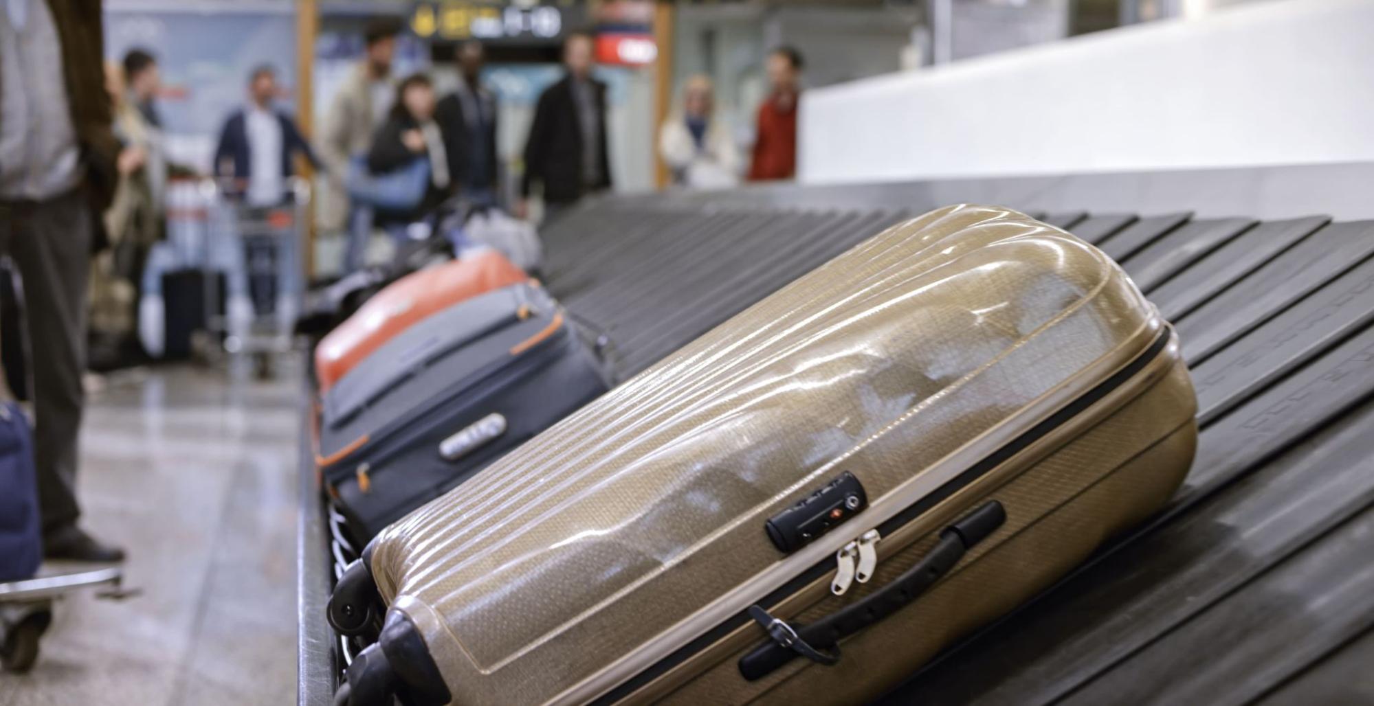Malas em um esteira de aeroporto