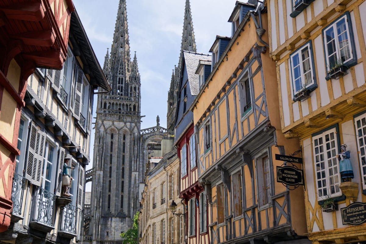 Les maisons à pans de bois du vieux Quimper et les flèches de la cathédrale Saint-Corentin