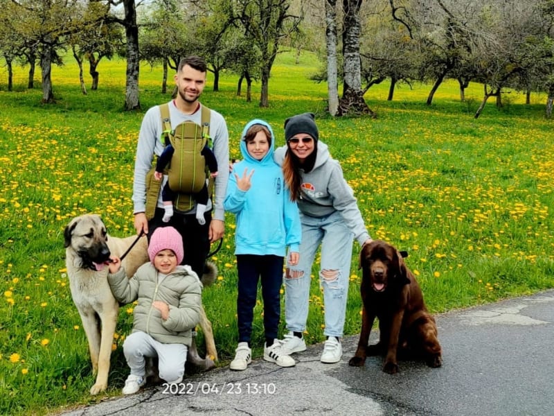 Photo d'une famille qui pose avec leurs chiens.