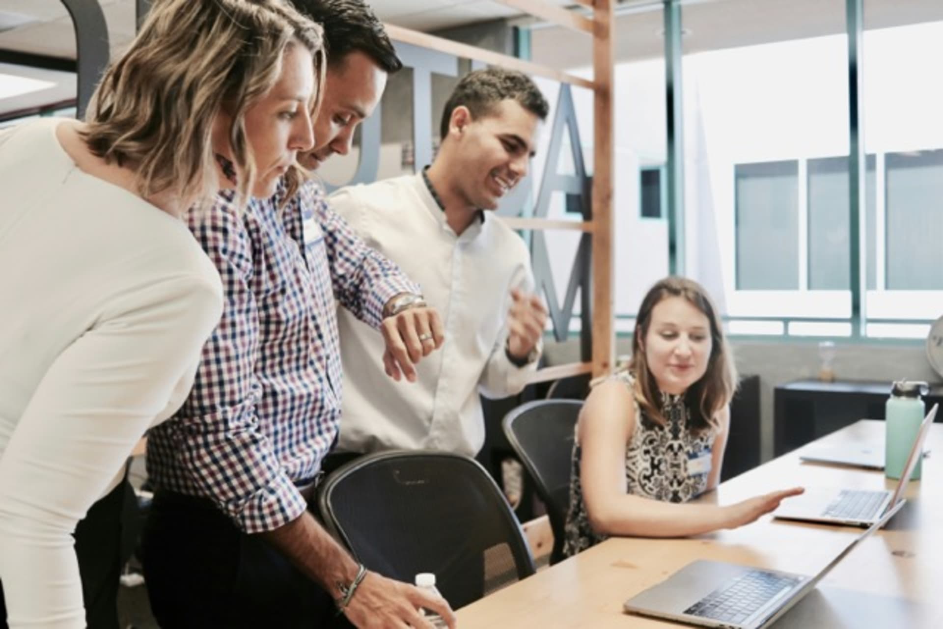 Groupe de travailleurs dans un bureau.