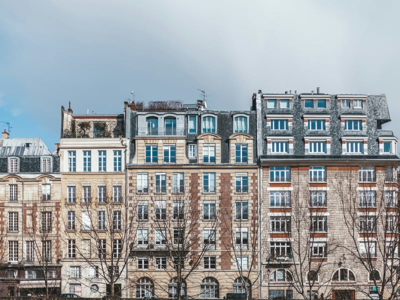 Toits de Paris avec vue sur la ville