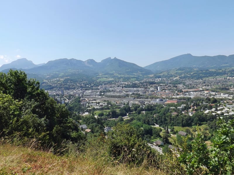 Vue de Chambéry depuis les hauteurs environnantes, au pied des massifs de Savoie