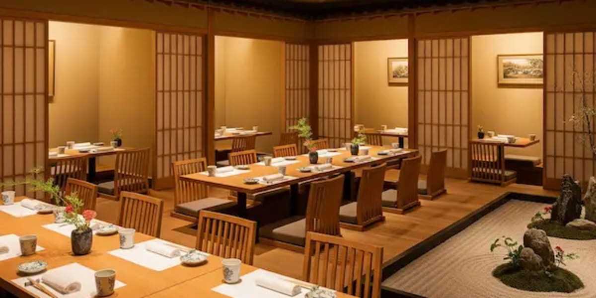 Una vista panorámica del interior elegante y sofisticado del restaurante, mostrando el comedor o un área de mesas con una iluminación cálida y acogedo