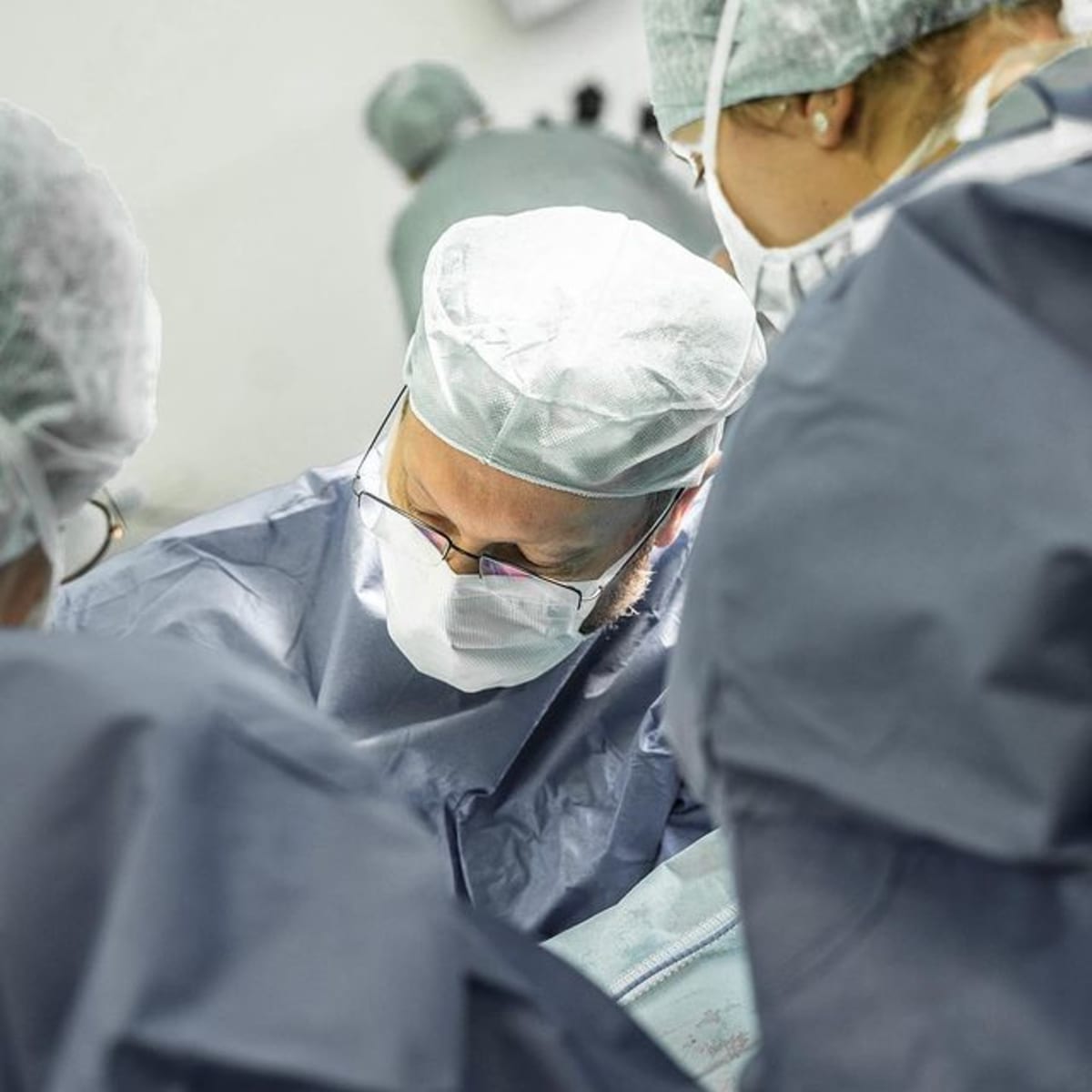 Team UNIKAT AESTHETIK Stuttgart bei einer ästhetisch-plastischen Operation, Dr. med. Igor Hodorkovski mit OP-Team