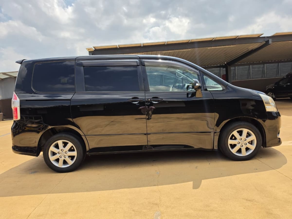 TOYOTA NOAH
