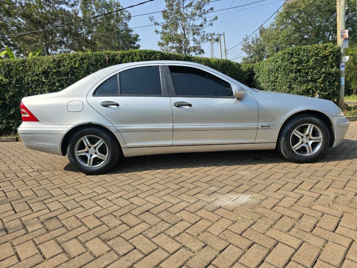 MERCEDES BENZ C200