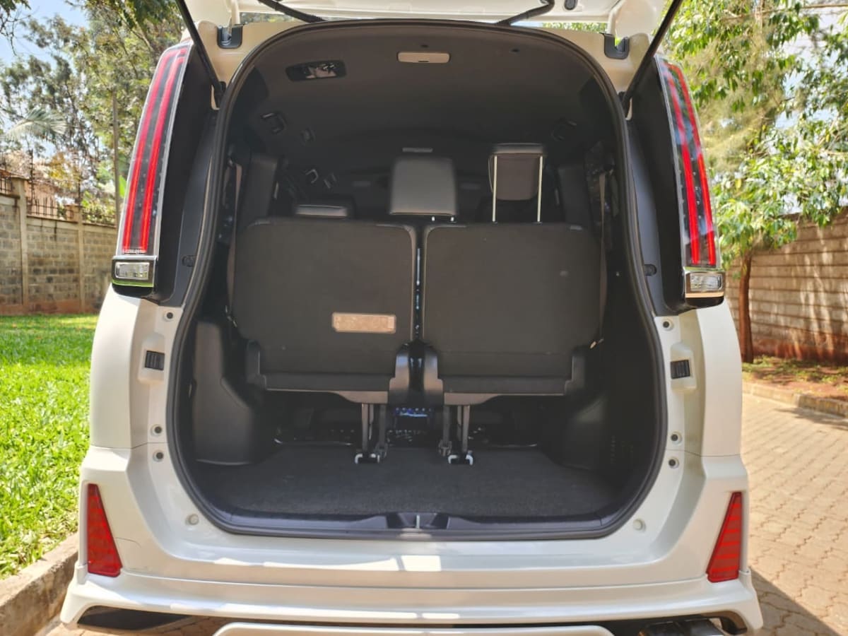TOYOTA NOAH