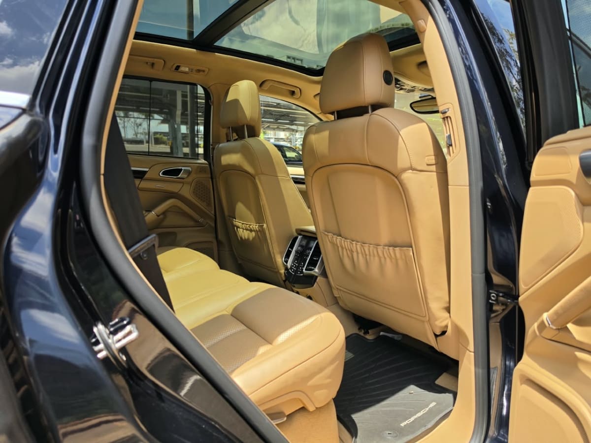 Porsche Cayenne (local)