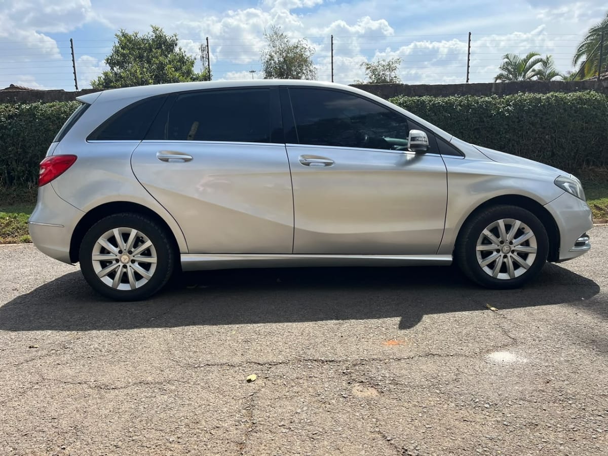Mercedes Benz  B180