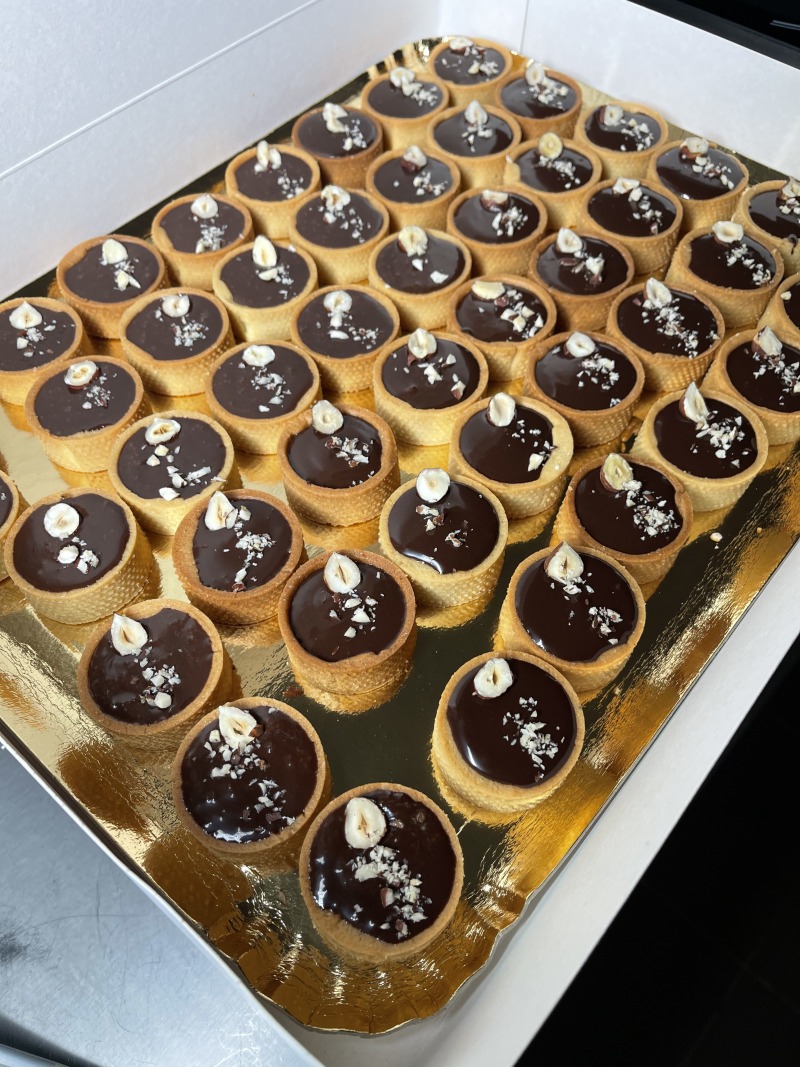 Mini tarte cu ciocolată și pralinee de nuci