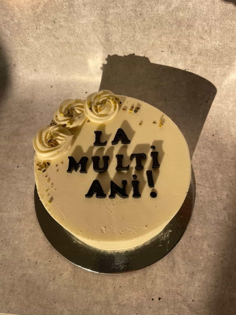 Tort cu fistic și zmeură