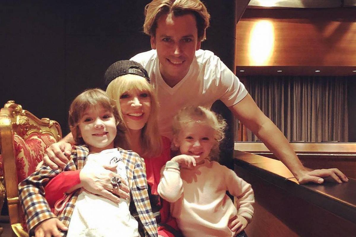 Ударим децибелами по бациллам! Алла Пугачева с Гарри Галкиным исполнили антикоронавирусный гимн