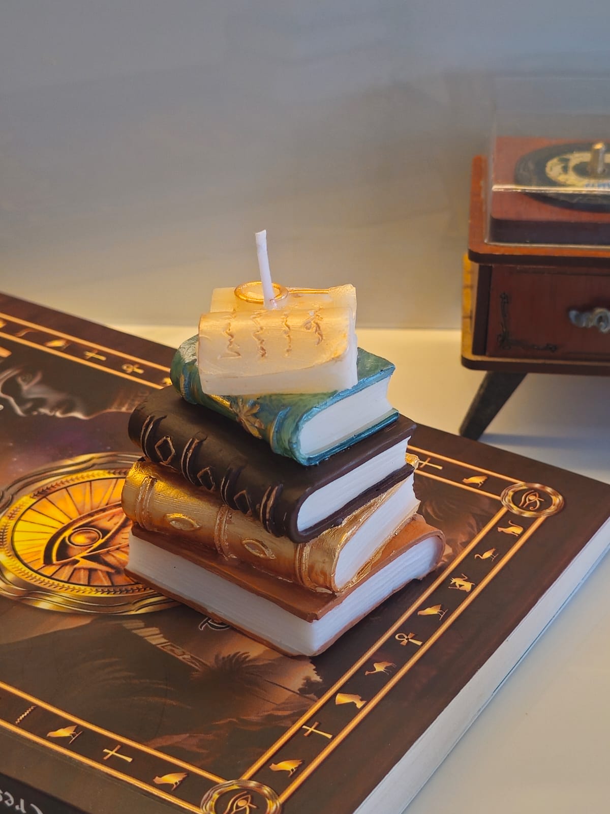 Vela decorativa en forma de libros 2