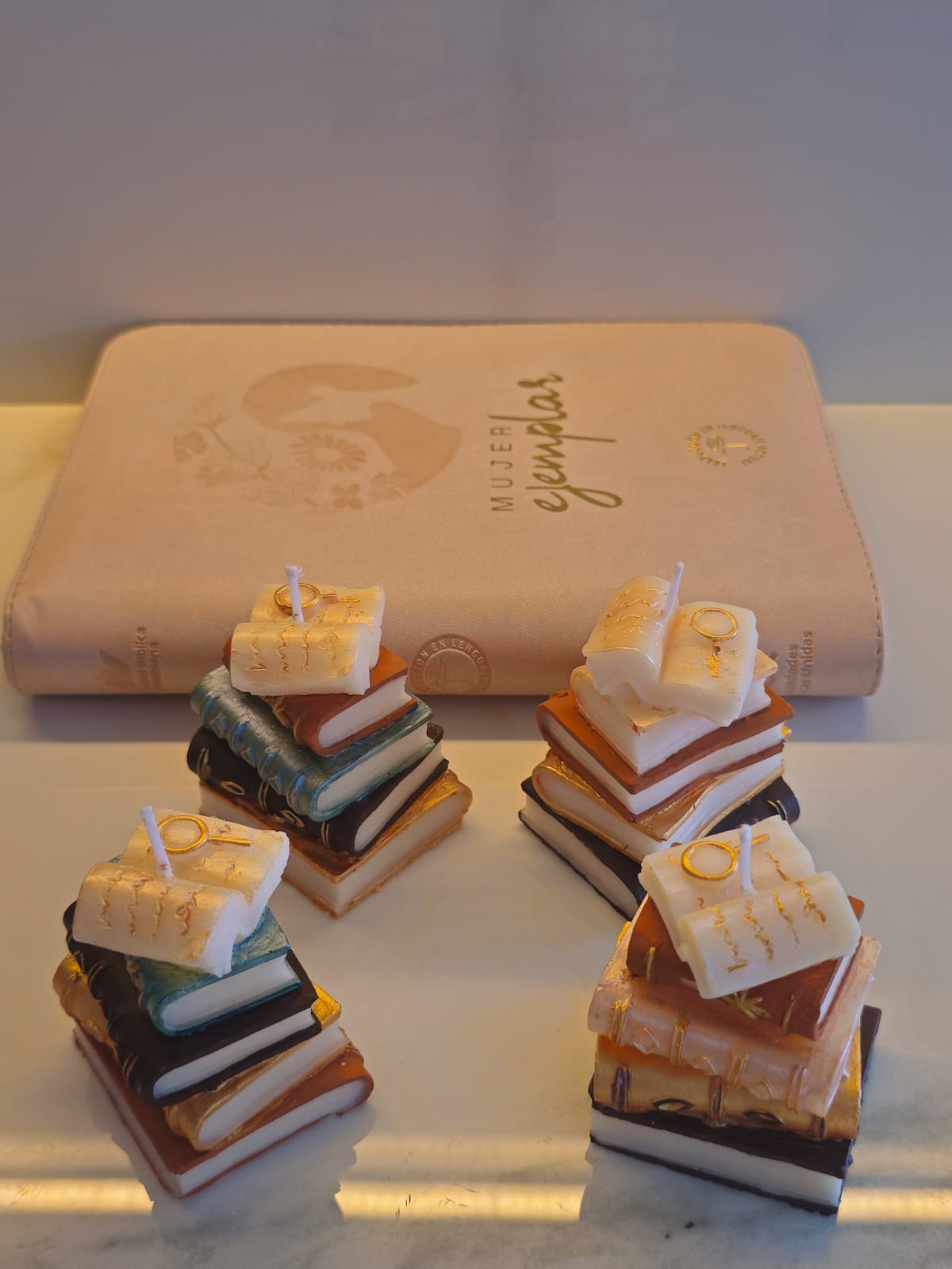 Vela decorativa en forma de libros 3