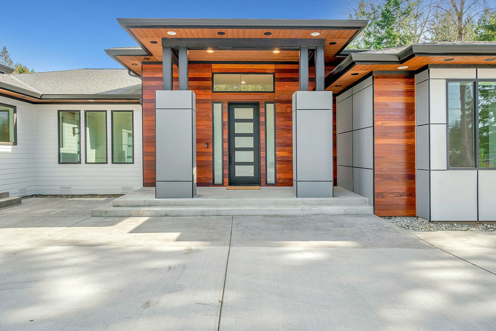 Two-Story Townhouse in Vista del Lago