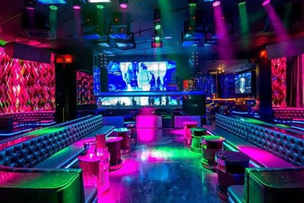 Wall Lounge