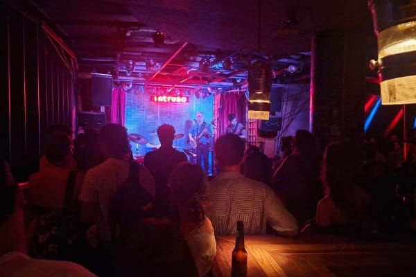 El Intruso Bar