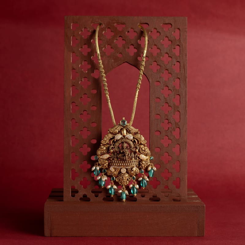 Templeneckpiece