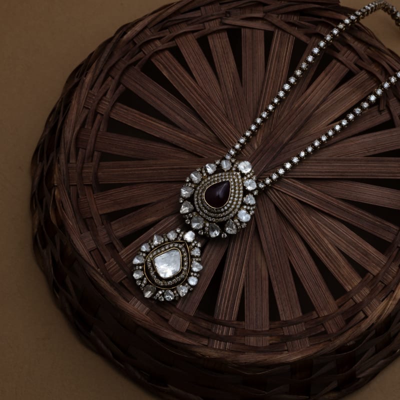 Modern neckpiece