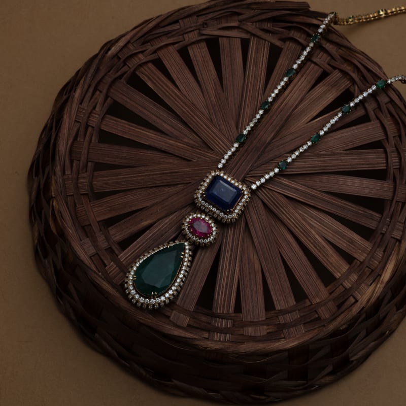 Modern neckpiece