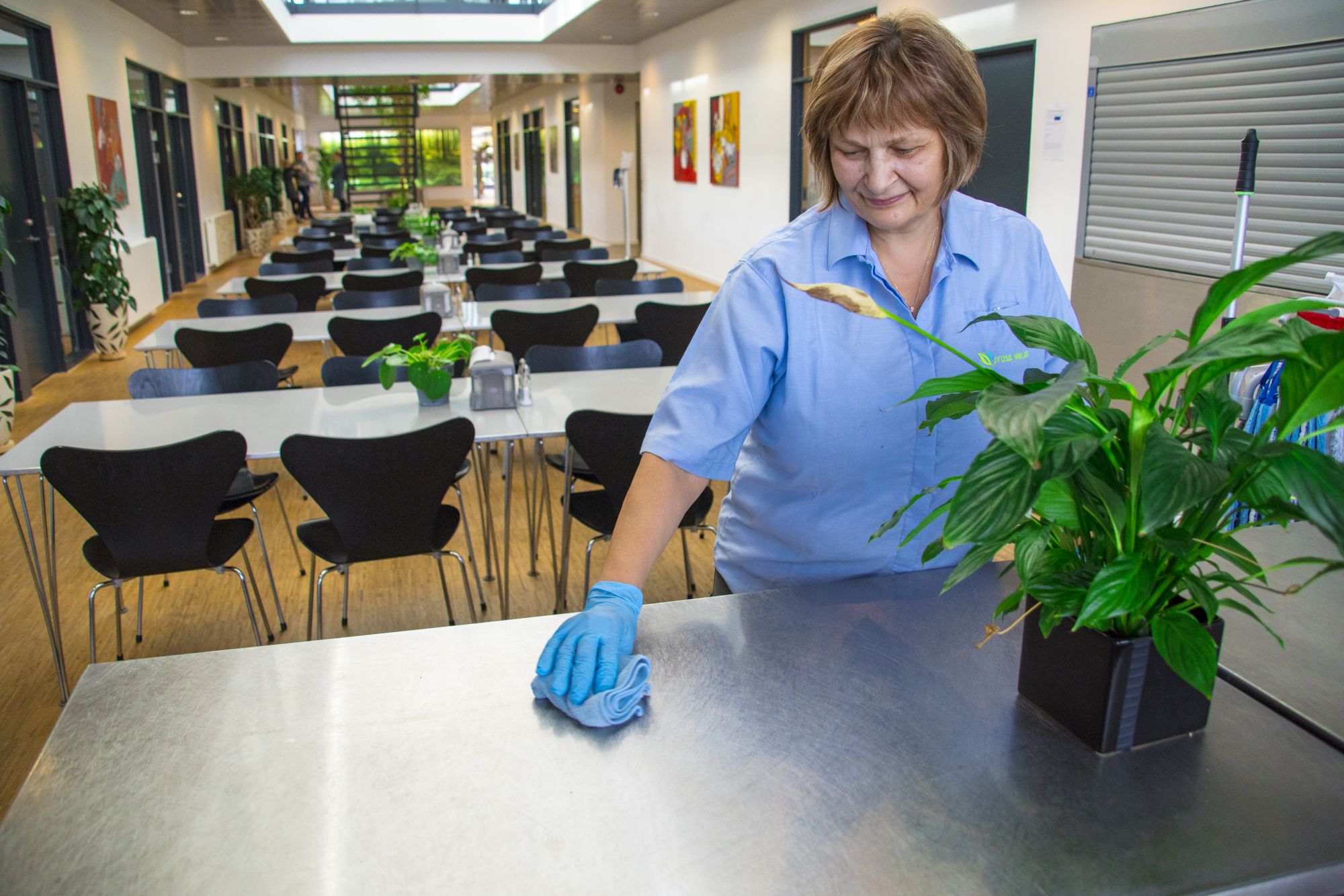 Jydsk Miljø Rengøring medarbejder i arbejde