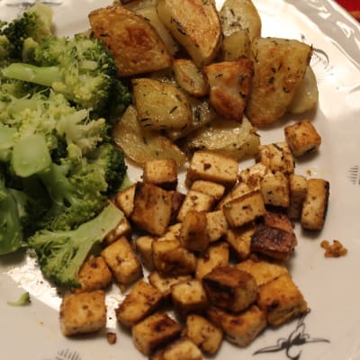 Crunchy tofu and potatoes with steamed broccoli