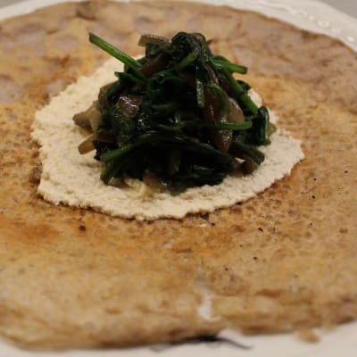 Galette with spinach filling and cashew cream