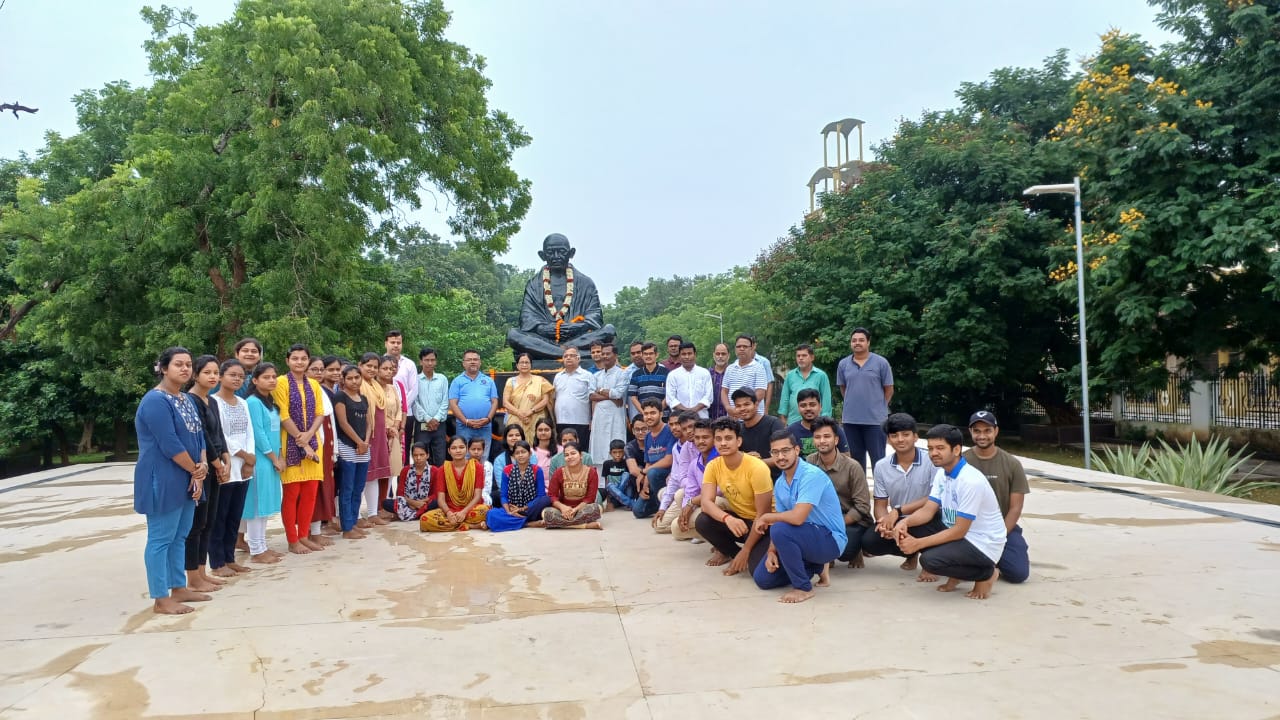 ସତ୍ୟ ଓ ଅହିଂସାର ପ୍ରତୀକ ମହାତ୍ମା ଗାନ୍ଧୀଙ୍କ ଜୟନ୍ତୀରେ ପୁଷ୍ପମାଲ୍ୟ ଅର୍ପଣ କରି ଶ୍ରଦ୍ଧାଞ୍ଜଳି ଜଣାଇଲେ କୁଳପତି